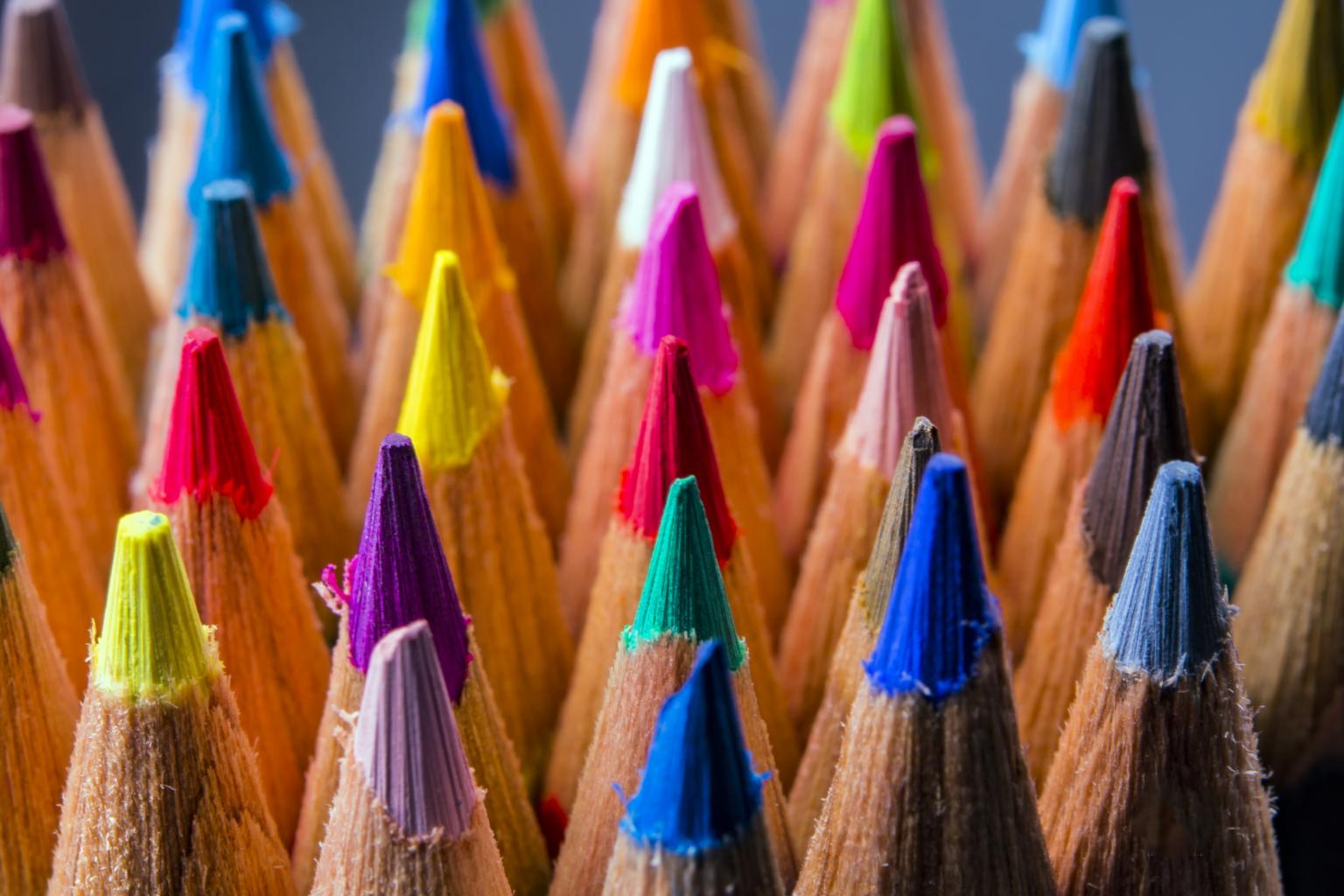 viele Stifte in unterschiedlichen Farben (c) Wirestock | stock.adobe.com
