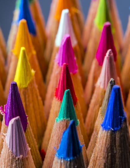 viele Stifte in unterschiedlichen Farben