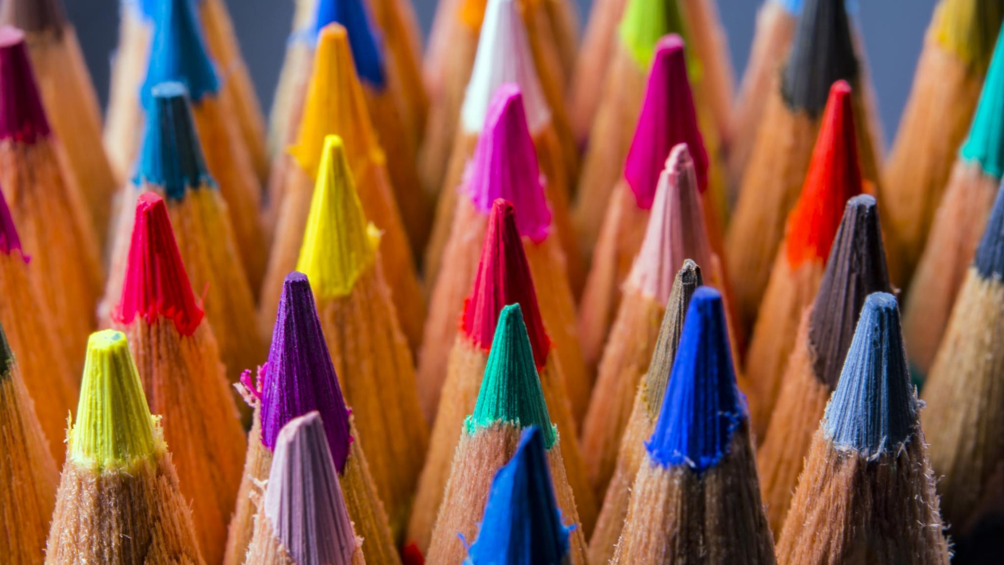 viele Stifte in unterschiedlichen Farben