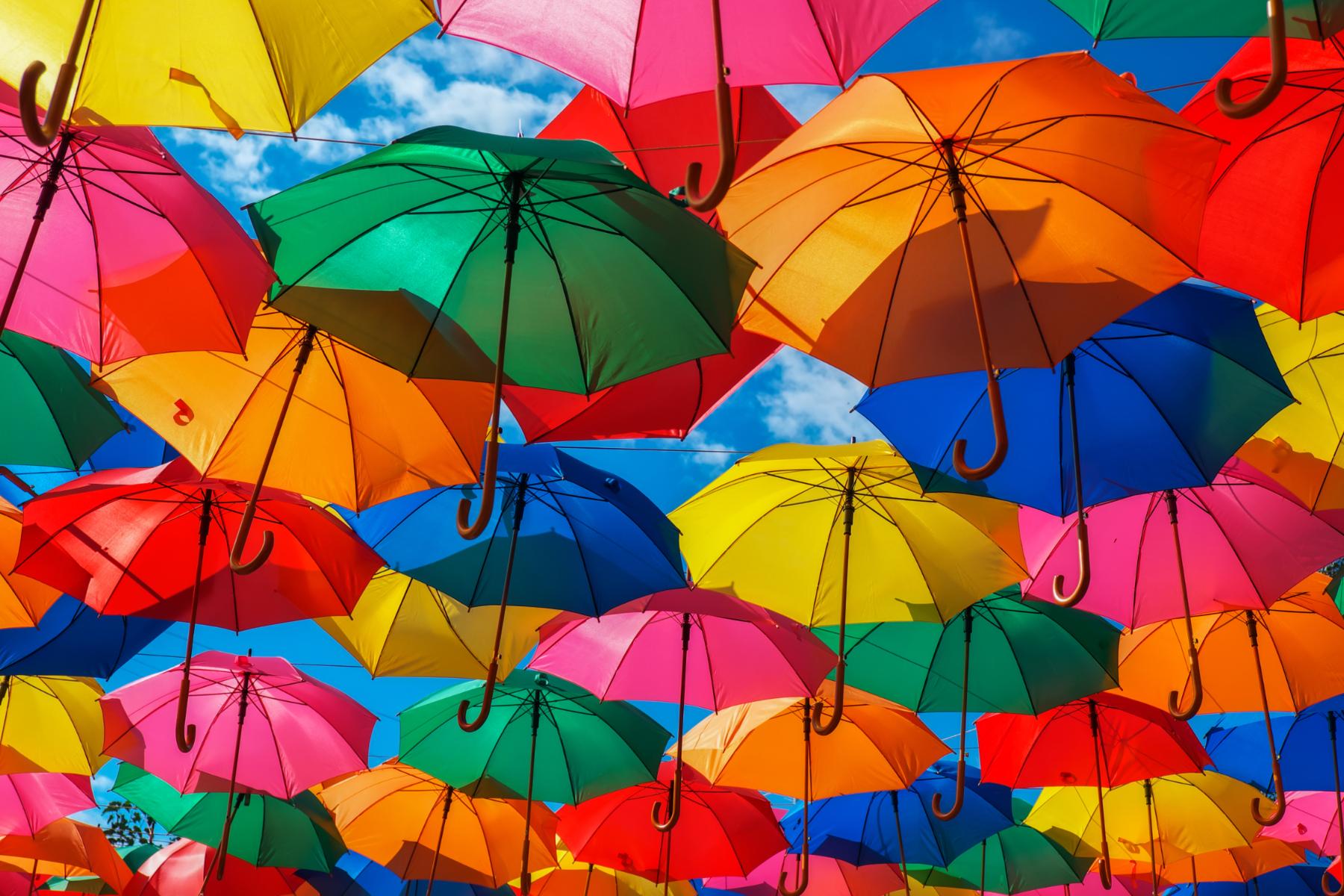 viele farbenfrohe Regenschirme