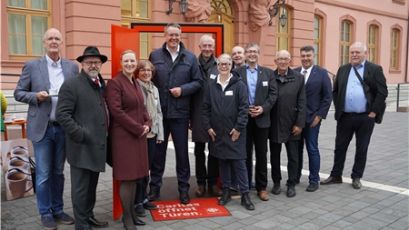 „Türen gemeinsam offen halten“, unter diesem Motto lud die Caritas in Rheinland-Pfalz Landtagsabgeordnete zu einem Austausch vor dem Mainzer Landtag ein.