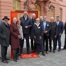 „Türen gemeinsam offen halten“, unter diesem Motto lud die Caritas in Rheinland-Pfalz Landtagsabgeordnete zu einem Austausch vor dem Mainzer Landtag ein.