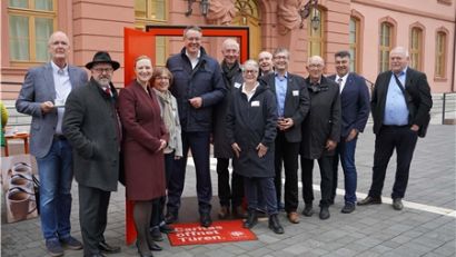 „Türen gemeinsam offen halten“, unter diesem Motto lud die Caritas in Rheinland-Pfalz Landtagsabgeordnete zu einem Austausch vor dem Mainzer Landtag ein.