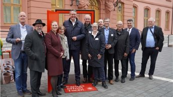 „Türen gemeinsam offen halten“, unter diesem Motto lud die Caritas in Rheinland-Pfalz Landtagsabgeordnete zu einem Austausch vor dem Mainzer Landtag ein.