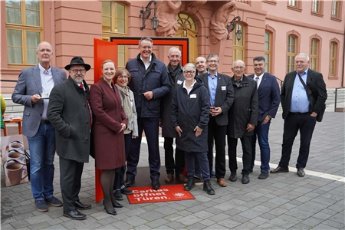 „Türen gemeinsam offen halten“, unter diesem Motto lud die Caritas in Rheinland-Pfalz Landtagsabgeordnete zu einem Austausch vor dem Mainzer Landtag ein.