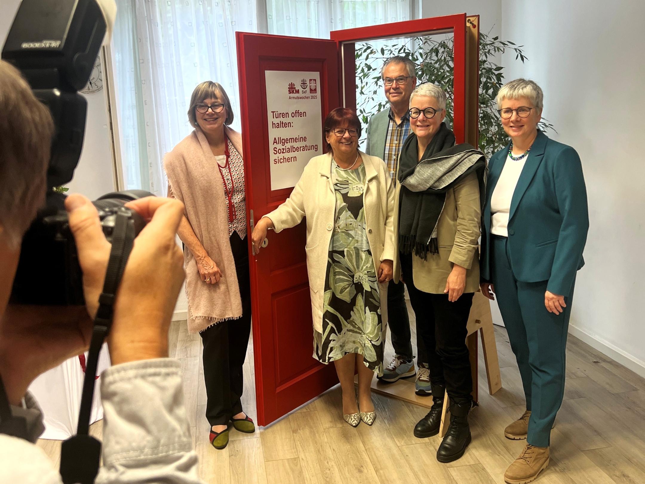 Vor der roten Caritas-Tür setzten (v.l.n.r.) Caritas-Präsidentin Eva Welskop-Deffaa, Vorstandsvorsitzende SKF-Mainz Hildegard Eckert, SKM-Generalsekretär Stephan Buttgereit, Diözesancaritasdirektorin Nicola Adick und SKF-Vorständin Yvonne Fritz ein Zeichen für die Allgemeine Sozialberatung.