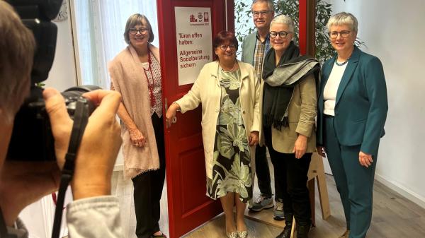 Vor der roten Caritas-Tür setzten (v.l.n.r.) Caritas-Präsidentin Eva Welskop-Deffaa, Vorstandsvorsitzende SKF-Mainz Hildegard Eckert, SKM-Generalsekretär Stephan Buttgereit, Diözesancaritasdirektorin Nicola Adick und SKF-Vorständin Yvonne Fritz ein Zeichen für die Allgemeine Sozialberatung.