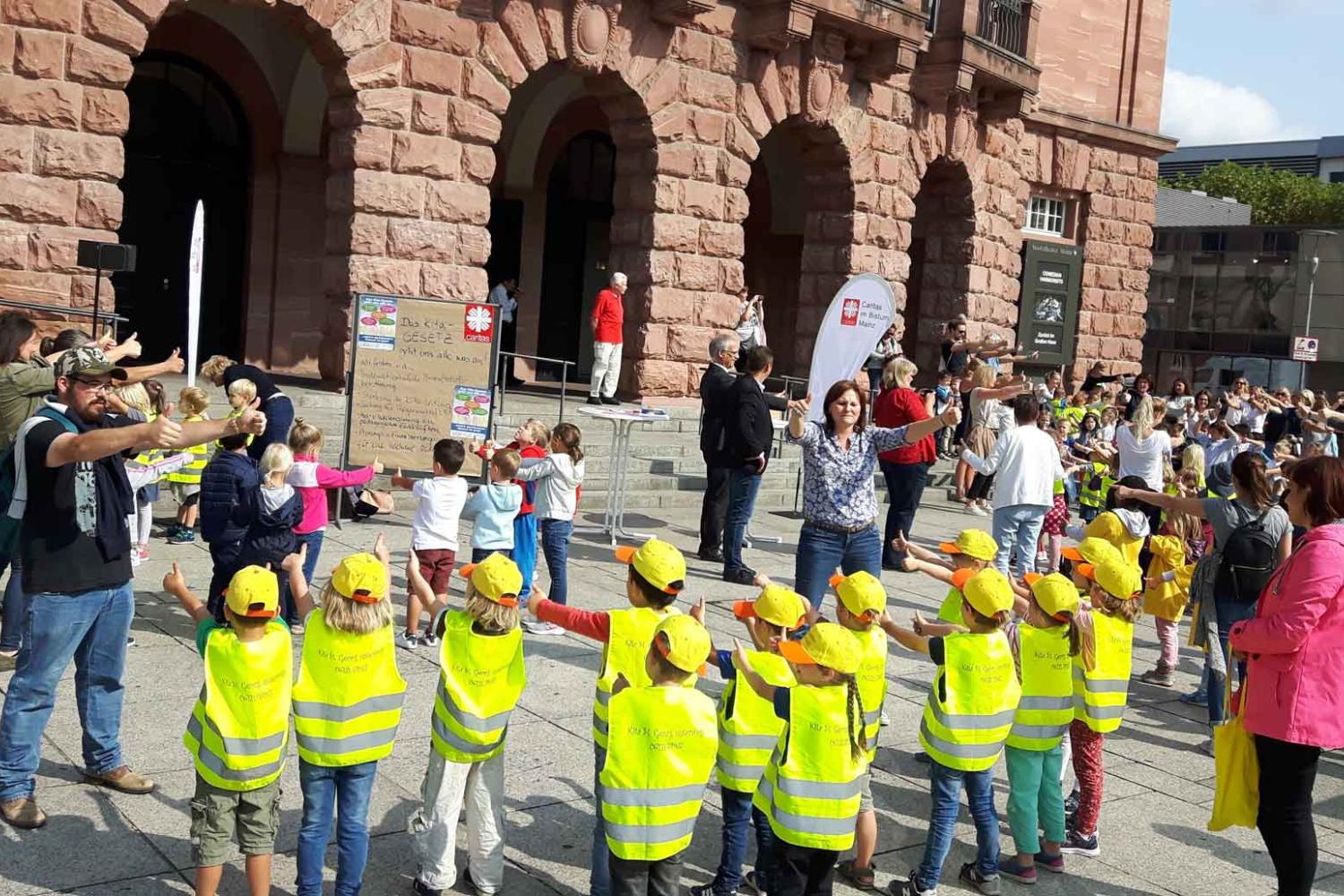 260 Kinder tanzen und singen für mehr Qualität in den Kitas am 28. August 2018 in Mainz