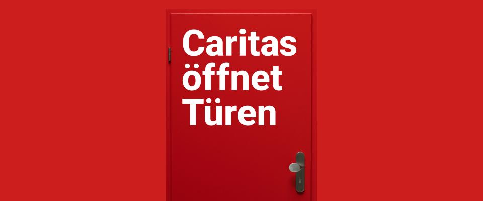 Rote Tür mit Aufschrift 'Caritas öffnet Türen'