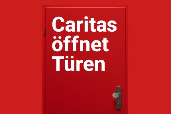 Rote Tür mit Aufschrift 'Caritas öffnet Türen'