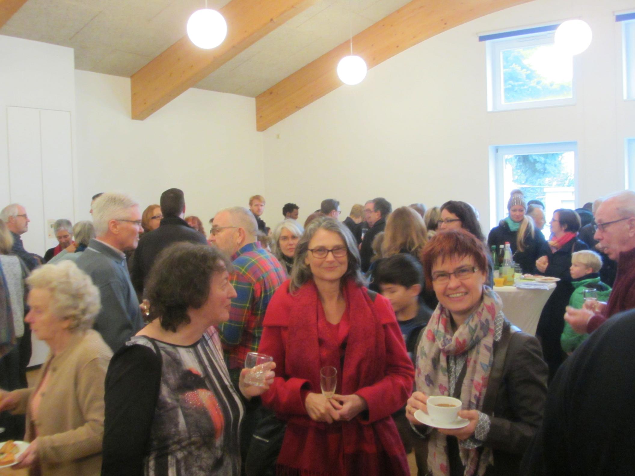 Viele Besucherinnen und Besucher kamen nach dem Gottesdienst in den Gemeindesaal zum gegenseitigen Austausch.