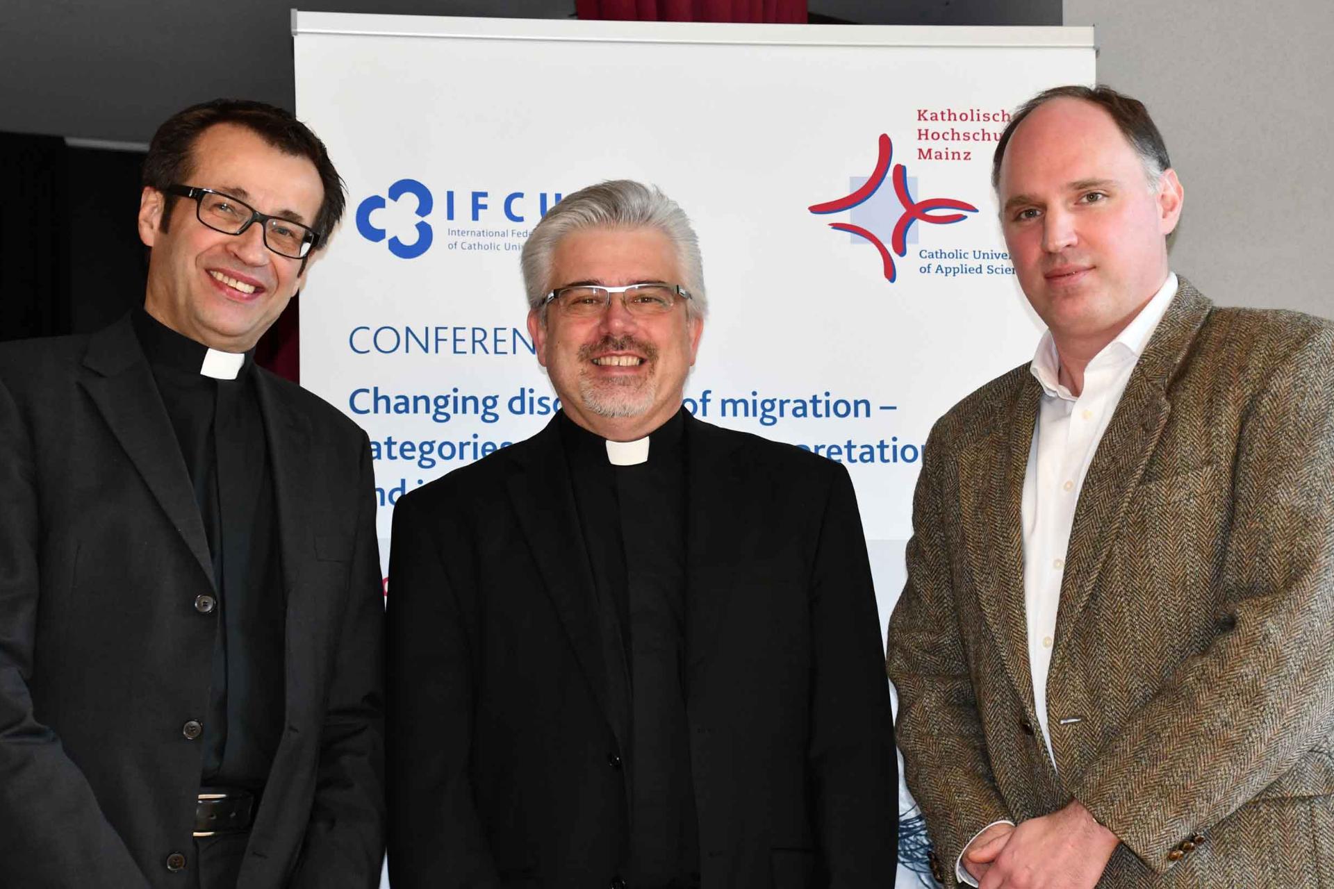 Rektor Prof. Dr. Martin Klose (links) und der Initiator der Konferenz, Prof. Dr. Bastian Vollmer (rechts), freuten sich, Pater Fabio Baggio (Mitte), Sprecher der Vatikansektion für Migranten und Flüchtlinge, als Hauptredner zur Konferenz an der Katholischen Hochschule Mainz begrüßen zu dürfen.