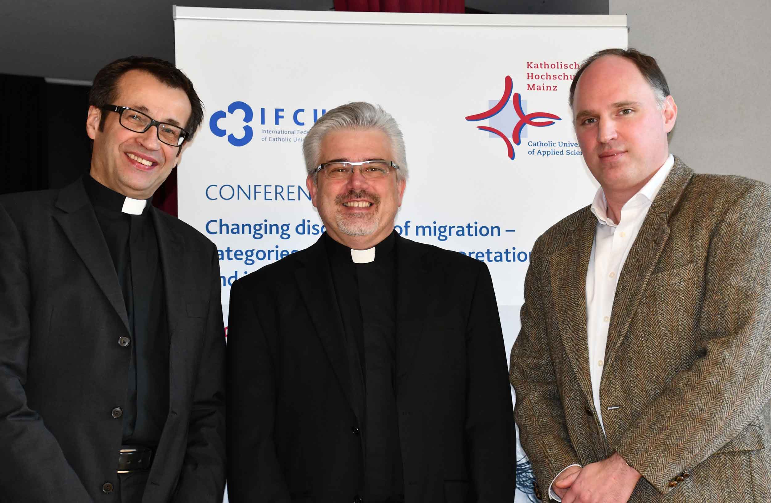 Rektor Prof. Dr. Martin Klose (links) und der Initiator der Konferenz, Prof. Dr. Bastian Vollmer (rechts), freuten sich, Pater Fabio Baggio (Mitte), Sprecher der Vatikansektion für Migranten und Flüchtlinge, als Hauptredner zur Konferenz an der Katholischen Hochschule Mainz begrüßen zu dürfen.