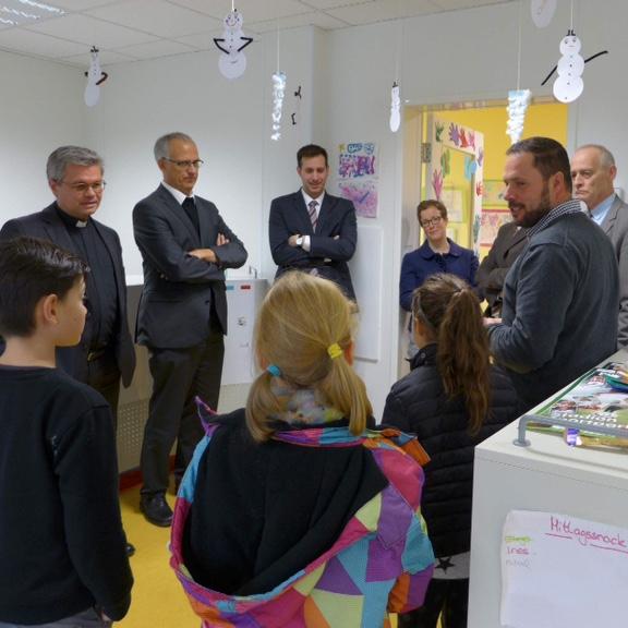 Martinstag 2016 – Weihbischof Dr. Udo Markus Bentz besucht die Schulkindbetreuung der Caritas in Kelsterbach