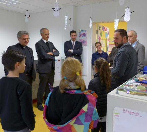 Martinstag 2016 – Weihbischof Dr. Udo Markus Bentz besucht die Schulkindbetreuung der Caritas in Kelsterbach