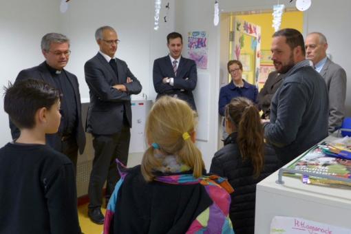 Martinstag 2016 – Weihbischof Dr. Udo Markus Bentz besucht die Schulkindbetreuung der Caritas in Kelsterbach