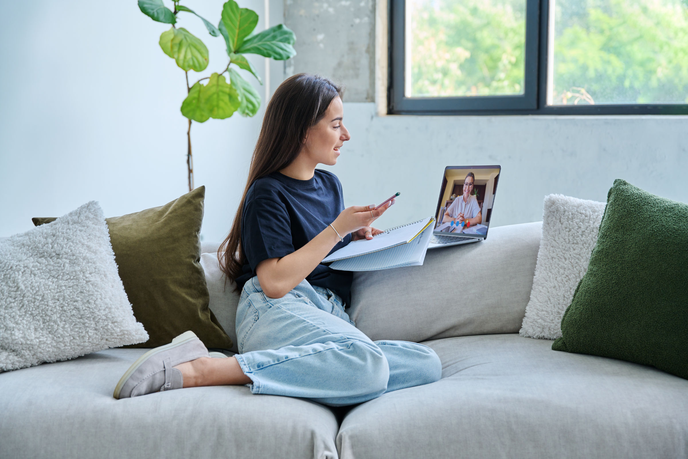 junge Frau im Online Gespräch von zuhause
