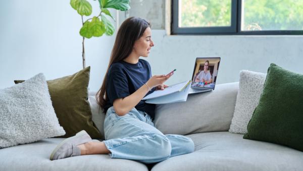 junge Frau im Online Gespräch von zuhause