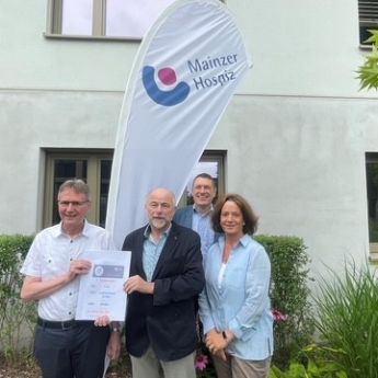 Vorsitzender Heribert Gabel (Mitte) und Schatzmeister Dieter Schofer (links im Bild) überreichen Uwe Vilz und Kerstin Thurn den Spendenscheck vor der Geschäftsstelle des Mainzer Hospizes. Helga Nose, stellvertretende Vorsitzende der Stiftung, konnte an diesem Tag nicht dabei sein.