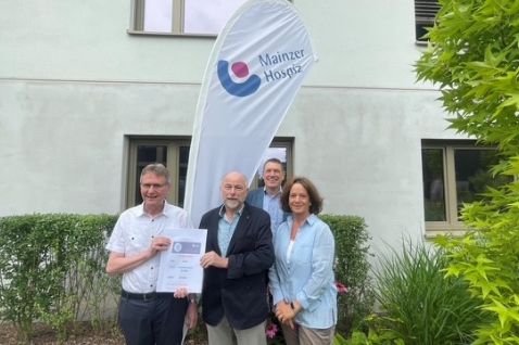 Vorsitzender Heribert Gabel (Mitte) und Schatzmeister Dieter Schofer (links im Bild) überreichen Uwe Vilz und Kerstin Thurn den Spendenscheck vor der Geschäftsstelle des Mainzer Hospizes. Helga Nose, stellvertretende Vorsitzende der Stiftung, konnte an diesem Tag nicht dabei sein. (c) Heribert Gabel