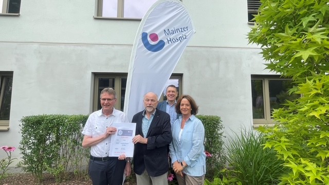 Vorsitzender Heribert Gabel (Mitte) und Schatzmeister Dieter Schofer (links im Bild) überreichen Uwe Vilz und Kerstin Thurn den Spendenscheck vor der Geschäftsstelle des Mainzer Hospizes. Helga Nose, stellvertretende Vorsitzende der Stiftung, konnte an diesem Tag nicht dabei sein.
