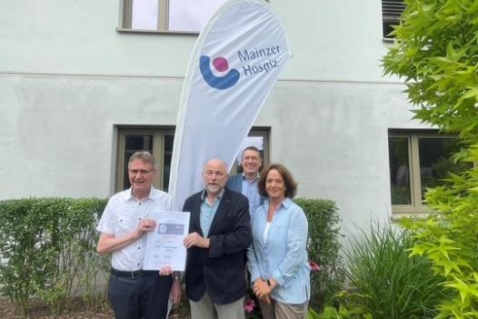 Vorsitzender Heribert Gabel (Mitte) und Schatzmeister Dieter Schofer (links im Bild) überreichen Uwe Vilz und Kerstin Thurn den Spendenscheck vor der Geschäftsstelle des Mainzer Hospizes. Helga Nose, stellvertretende Vorsitzende der Stiftung, konnte an diesem Tag nicht dabei sein.