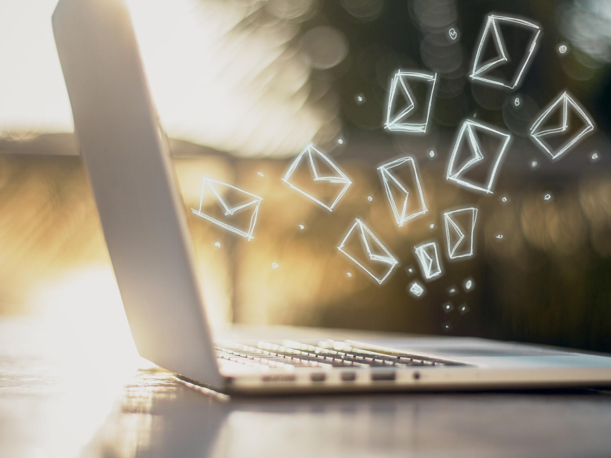 Laptop mit Brief Icons