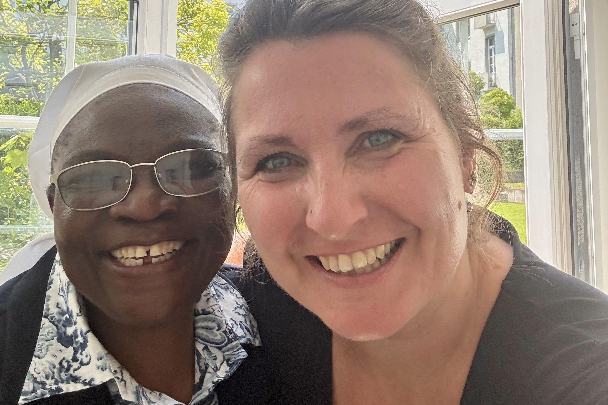 Weltkirche zu Gast: Eva Baillie (rechts) mit Sr. Mercy Shumbamhini CJ aus Simbabwe in den neuen Räumen der „Koordinationsstelle für Dialog und gesellschaftliche Verantwortung“