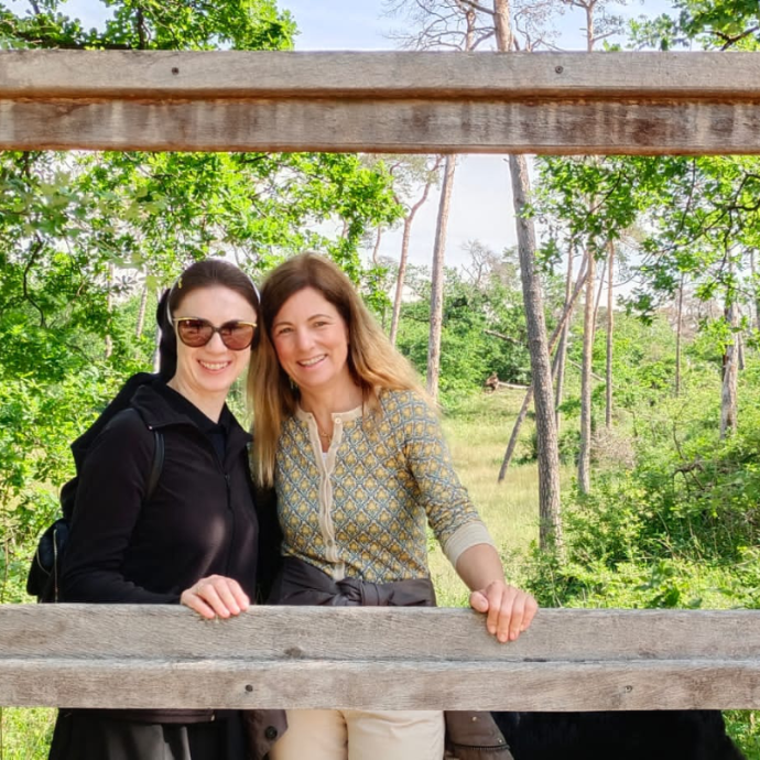 Bei Exkursionen wird die hiesige Kultur erfahren: Bistumsmitarbeiterin Meike Jolie (rechts) mit Schwester Gordana Davidovic.