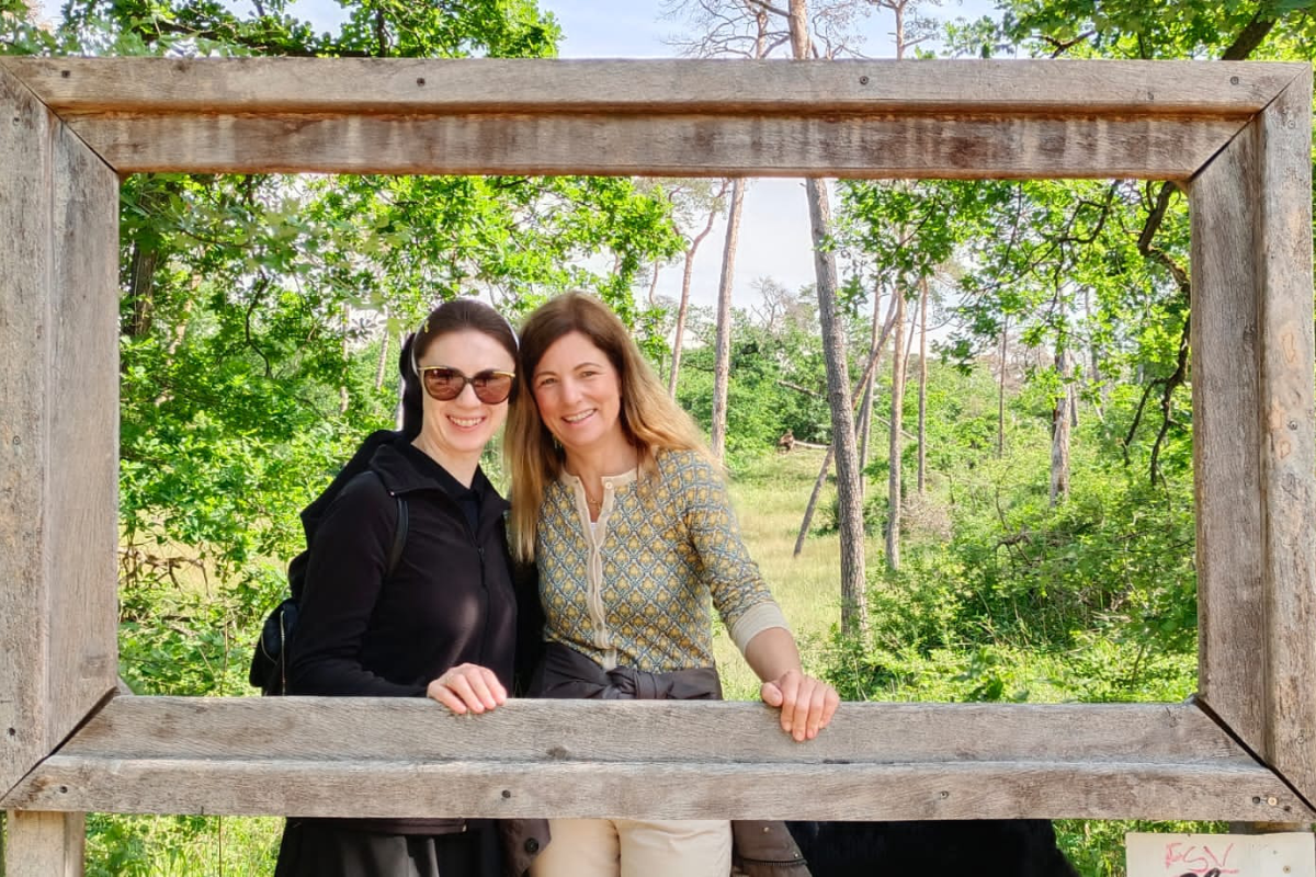 Bei Exkursionen wird die hiesige Kultur erfahren: Bistumsmitarbeiterin Meike Jolie (rechts) mit Schwester Gordana Davidovic.