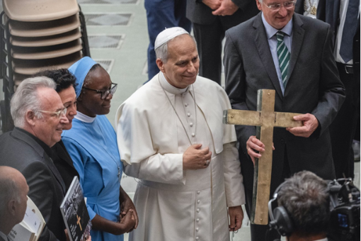 Papst segnet Recyclingkreuz