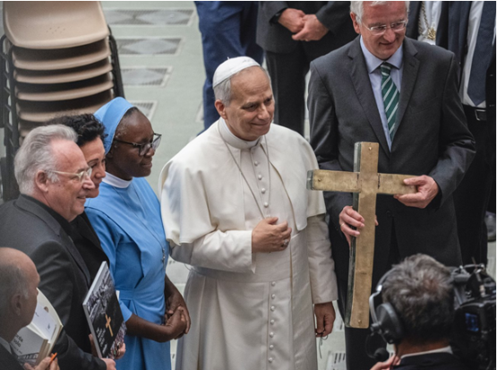 Papst segnet Recyclingkreuz