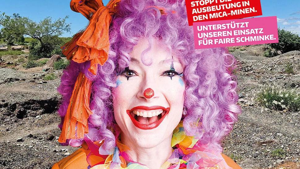 Clown mit bunter Schminke fordert faire Mica-Gewinnung und Stop der Ausbeutung.