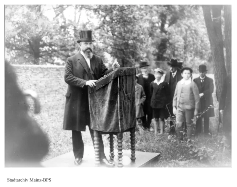 Rabbiner Sali Levi bei der Eröffnung des Denkmalfriedhofs 1926