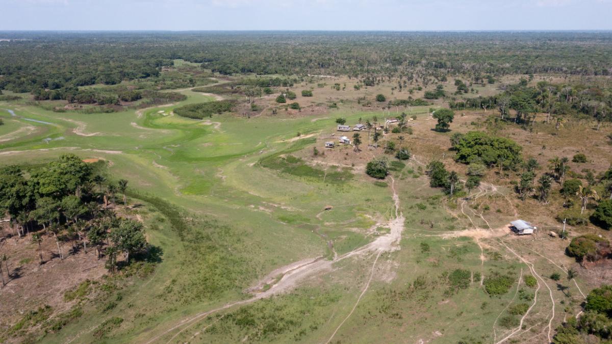 Durch die langanhaltende Dürre sind die Flüsse und Seen in der Region nahezu ausgetrocknet. Da es keine Straßen gibt und die Bewohner auf die Beförderung mit Booten angewiesen sind, sind viele von der Außenwelt nahezu abgeschnitten.