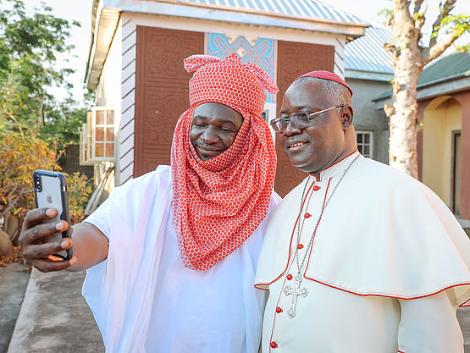 Emir von Wase und Erzbischof Kaigame im Austausch (c) missio