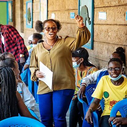 Gloria Munyiva Wambua (Mitte) aus Nairobi ist Studentin. Sie arbeitet ehrenamtlich in der katholischen Jugendinitiative YOUNIB in Slums mit. Die Deutsche Botschaft in Kenia verweigert ihr und anderen eingeladenen jungen Menschen ein Visa für Deutschland zum Austausch mit missio