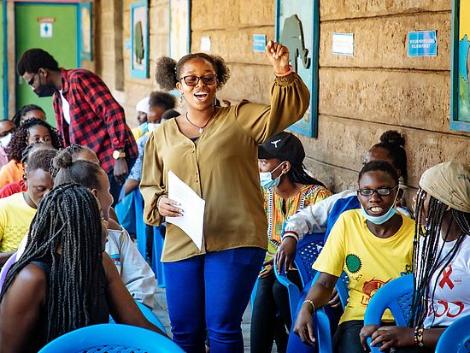 Gloria Munyiva Wambua (Mitte) aus Nairobi ist Studentin. Sie arbeitet ehrenamtlich in der katholischen Jugendinitiative YOUNIB in Slums mit. Die Deutsche Botschaft in Kenia verweigert ihr und anderen eingeladenen jungen Menschen ein Visa für Deutschland zum Austausch mit missio (c) missio