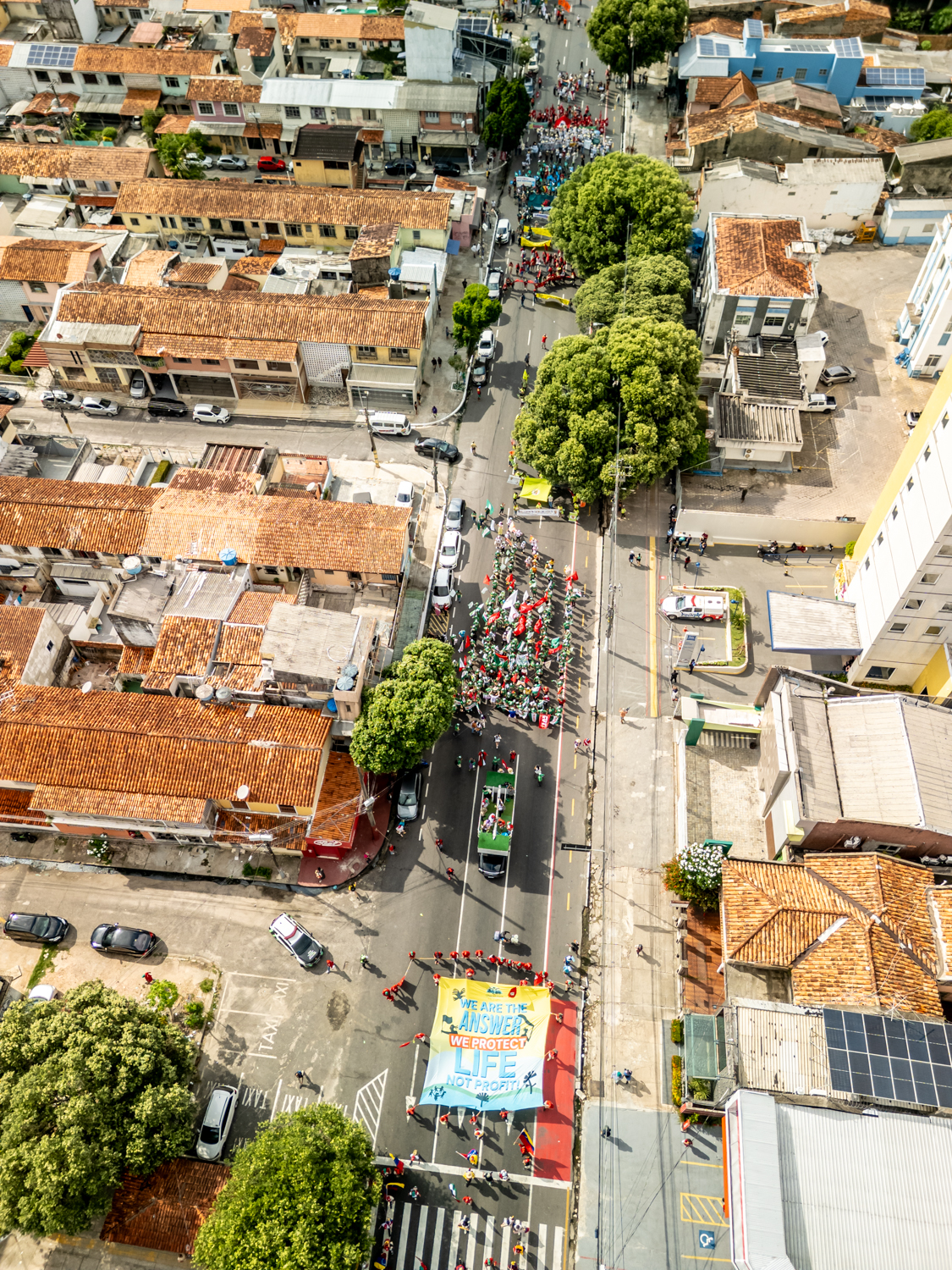 Der gigantische Menschenzug zeiht durch die Stadt.