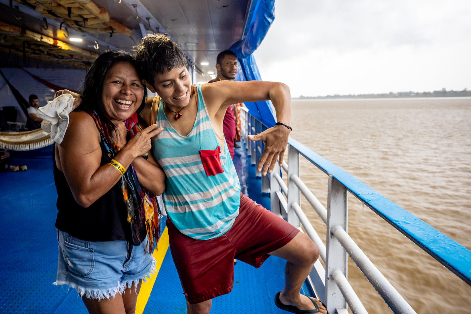 Mit der Indigenen Suci auf dem Boot.