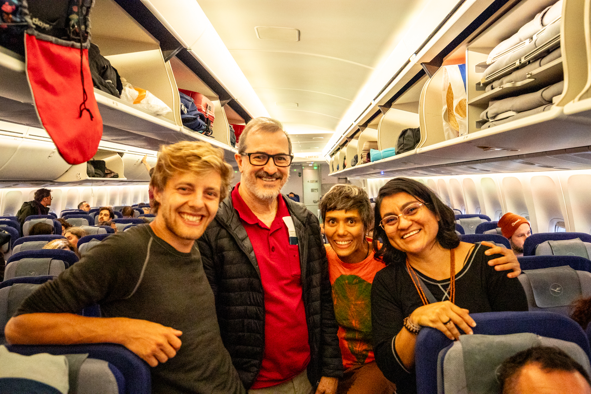 Im Flieger nach Deutschland mit Dom Vincente & Sr. Elis