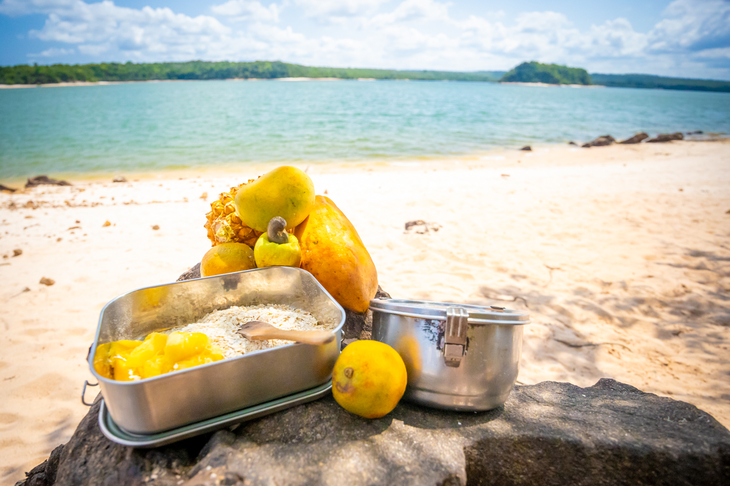 Ein Fruchttraum - in der Mitte die Frucht der Cashew.