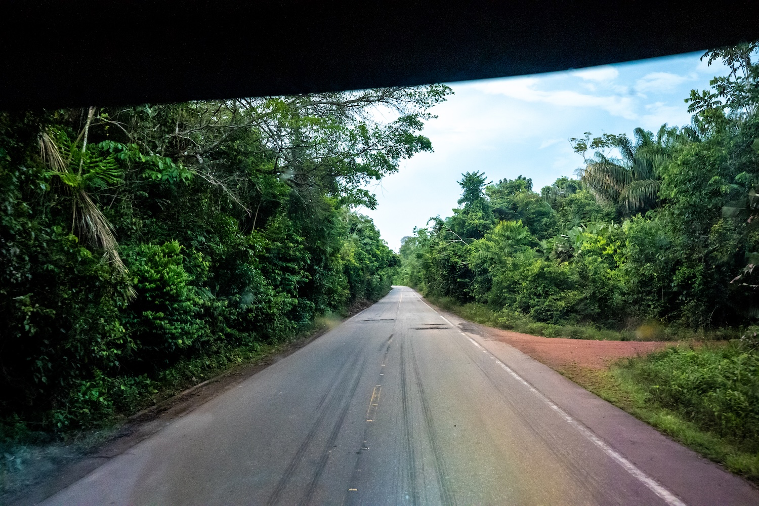 Die 'Autobahn' führt mitten durch den Regenwald - ein indigenes Territorium.