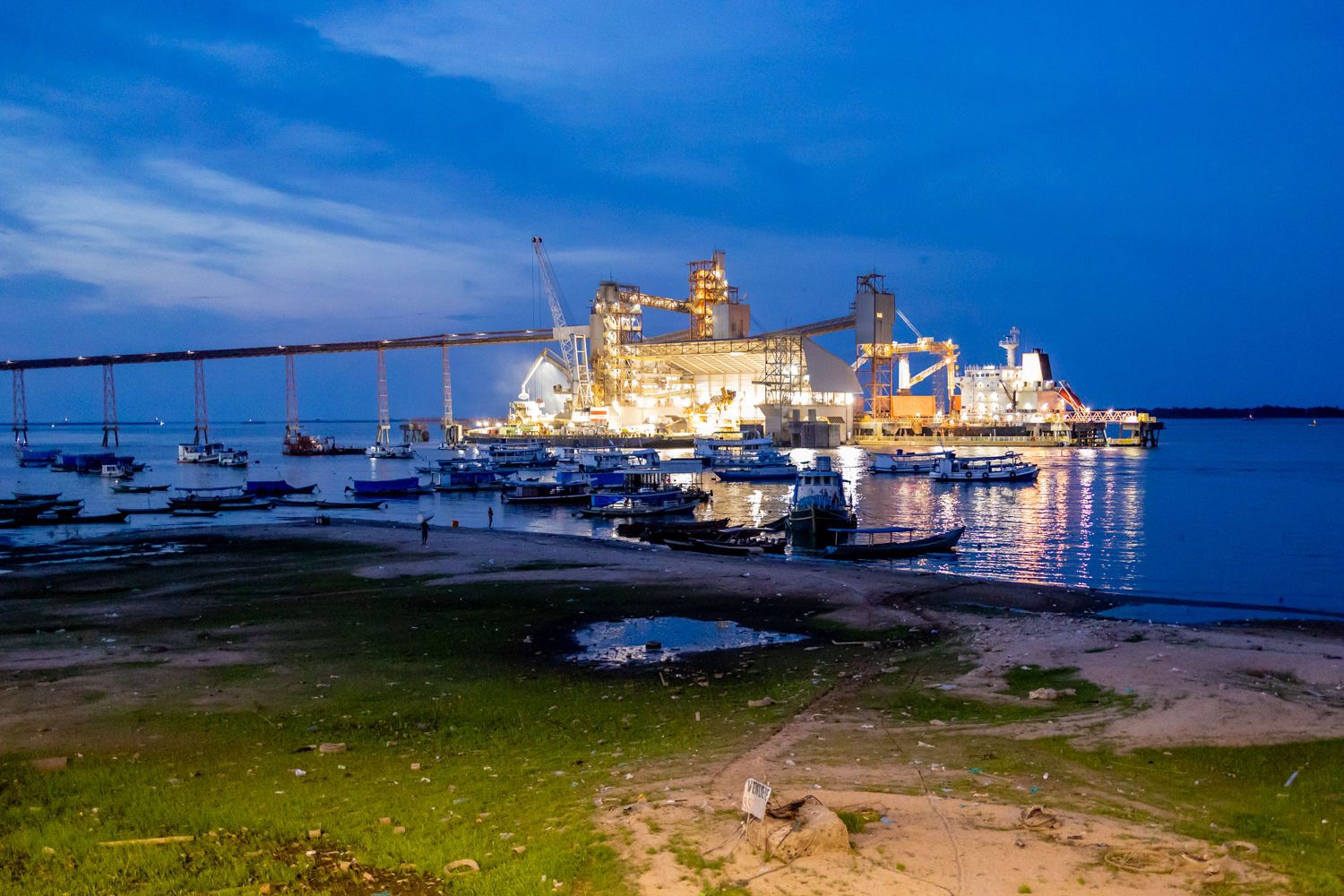 „O monstro de Santarem“ - von hier wird das Soja nach Europa exportiert. Lokal profitieren nur ganz wenige davon. Im Gegenteil - die verwendeten Pestizide erschweren das Leben der Region.
