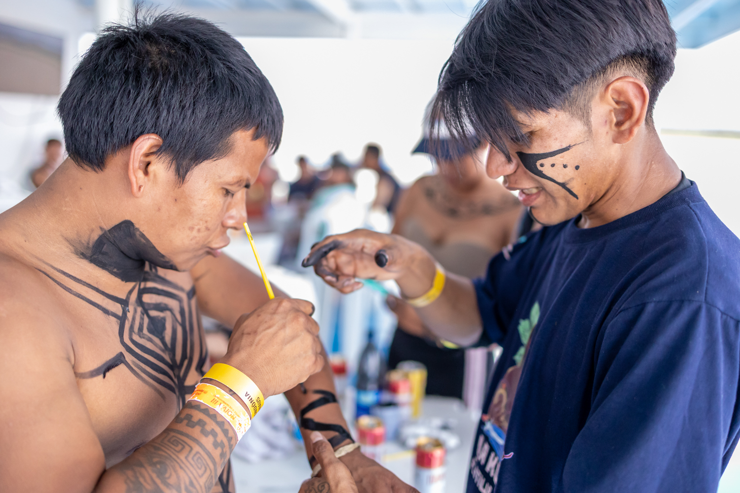 Junge Indigene am sich Verzieren.