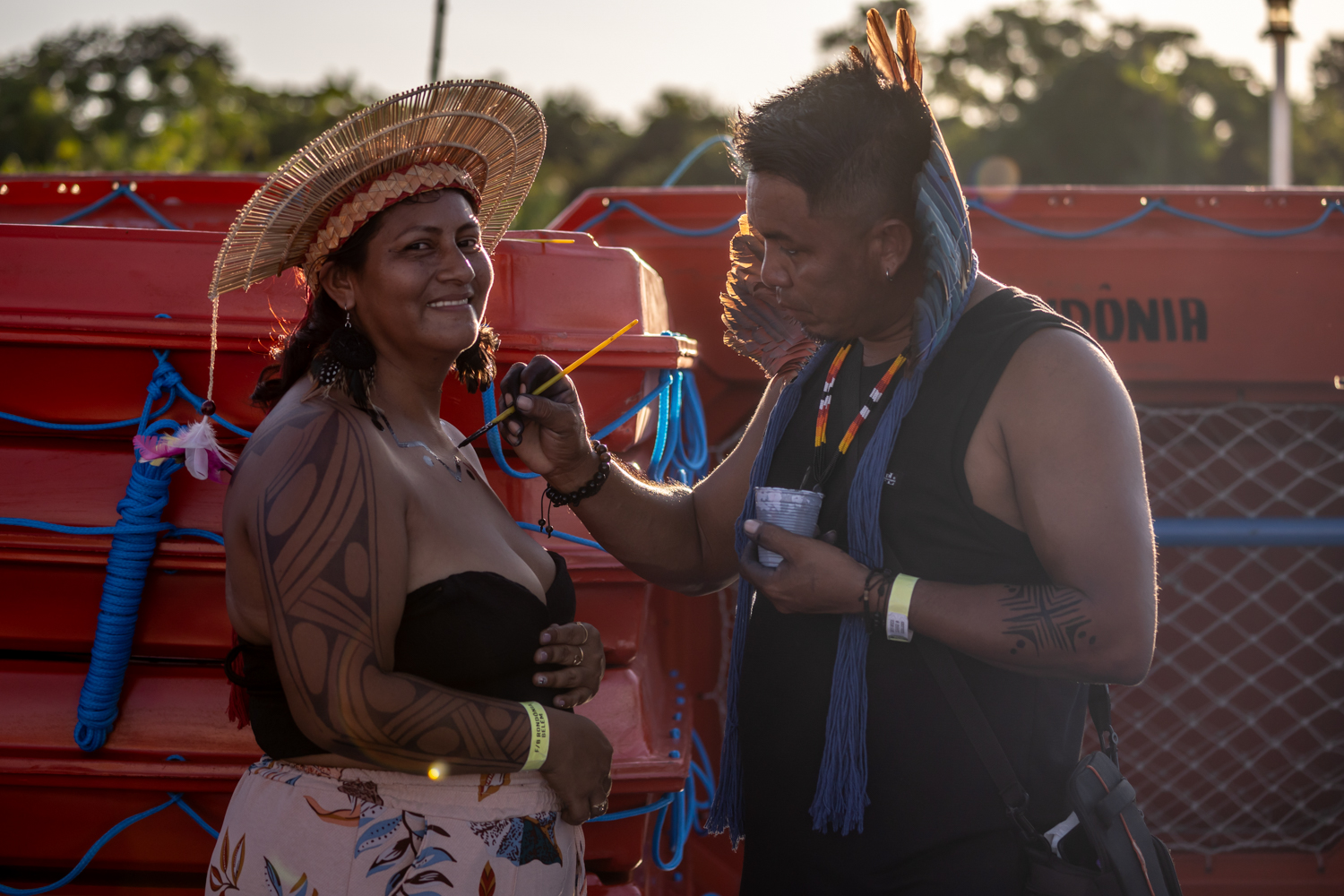 Indigene bereiten sich auf dem Boot auf die COP30 vor.
