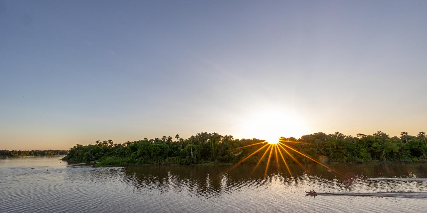 Sonnenuntergang über dem Amazonas.