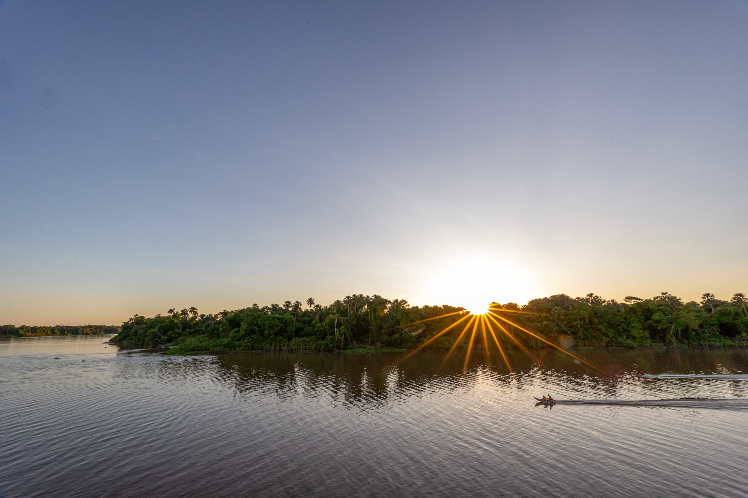 Sonnenuntergang über dem Amazonas.