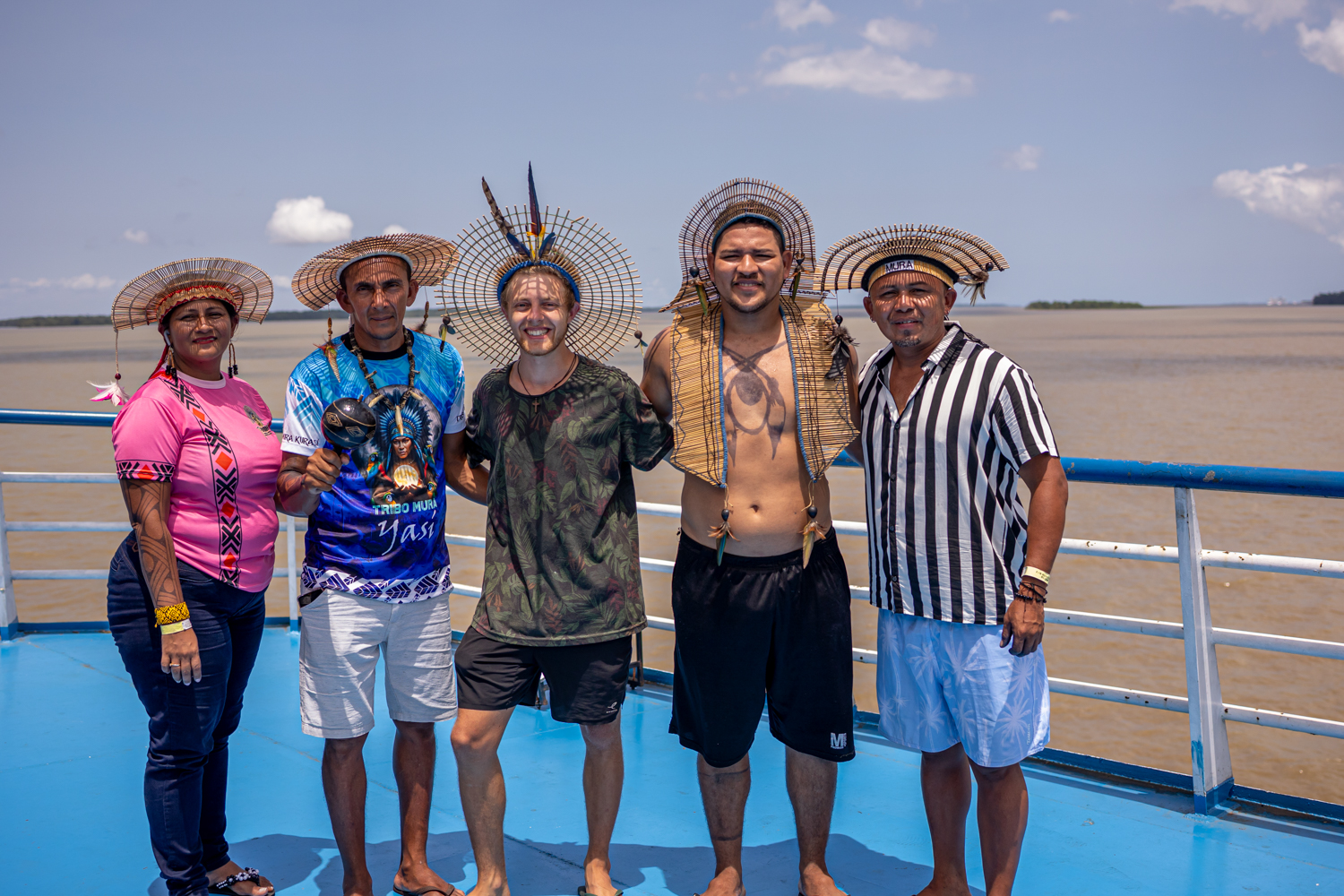 Mit Indigenen der Ethnie Mura auf dem Amazonas - 1000 Indigene dürfen in die Blue Zone.