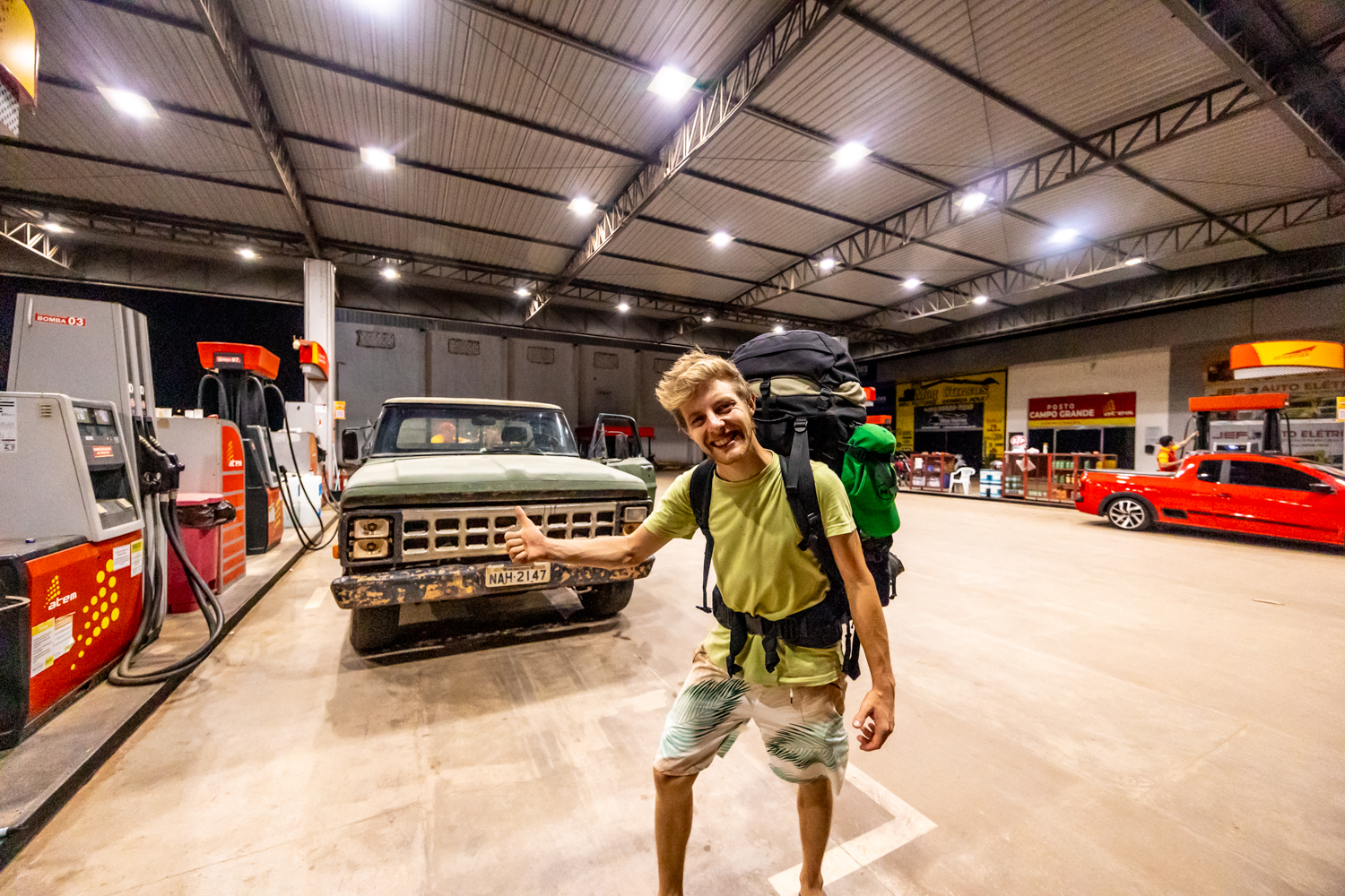 Ich versuche mein Anhalterglück mitten in der Nacht.